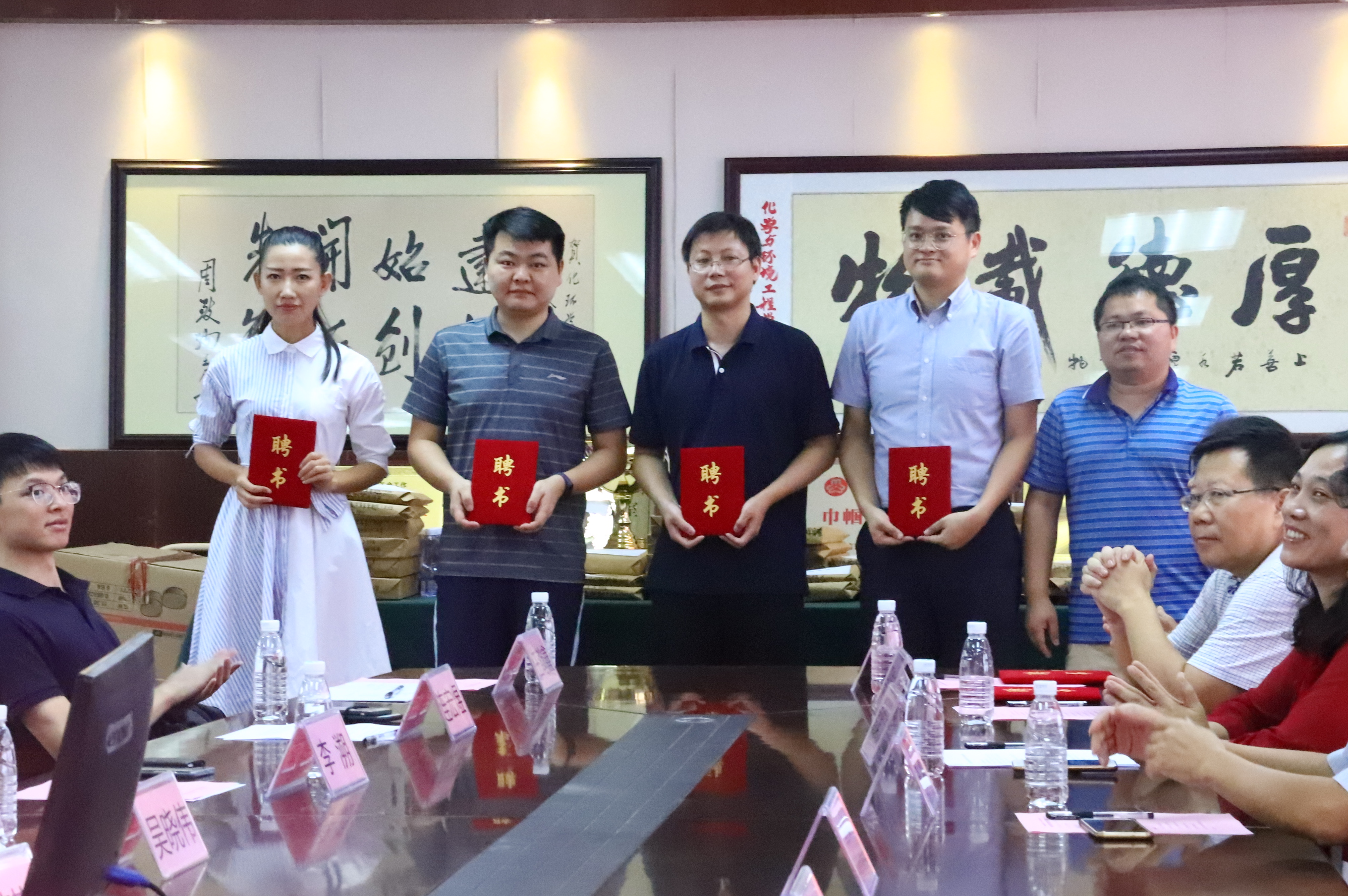 D:\环建学工2019.6\【宣传工作】\【新闻稿】\1 欧乐影院动态
\欧乐影院
与鹏万里—研途考研东莞分校签署战略合作协议并举行考研导师聘任仪式\4 导师聘任2.jpg