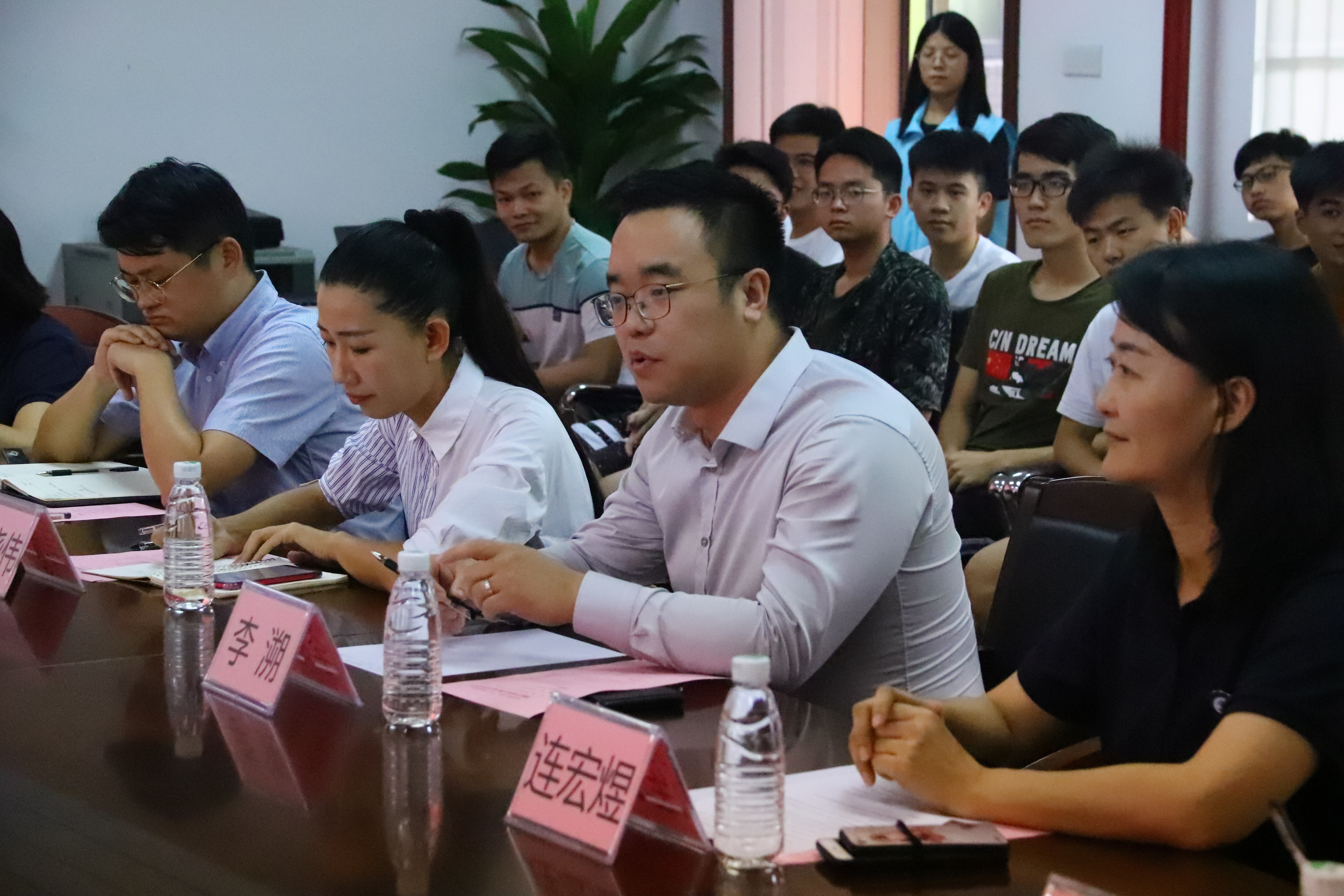 D:\环建学工2019.6\【宣传工作】\【新闻稿】\1 欧乐影院动态
\欧乐影院
与鹏万里—研途考研东莞分校签署战略合作协议并举行考研导师聘任仪式\2 鹏万里—研途考研东莞分校负责人讲话.jpg